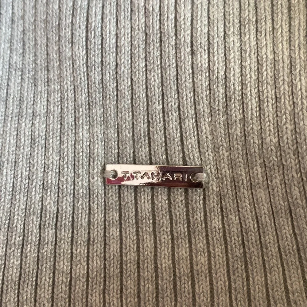 Grey, dark grey, white and a neutral silver. - Picture 4 of 4